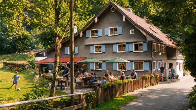Grillabend mit großer Gruppe auf der Terrasse vor der Ruhmühle